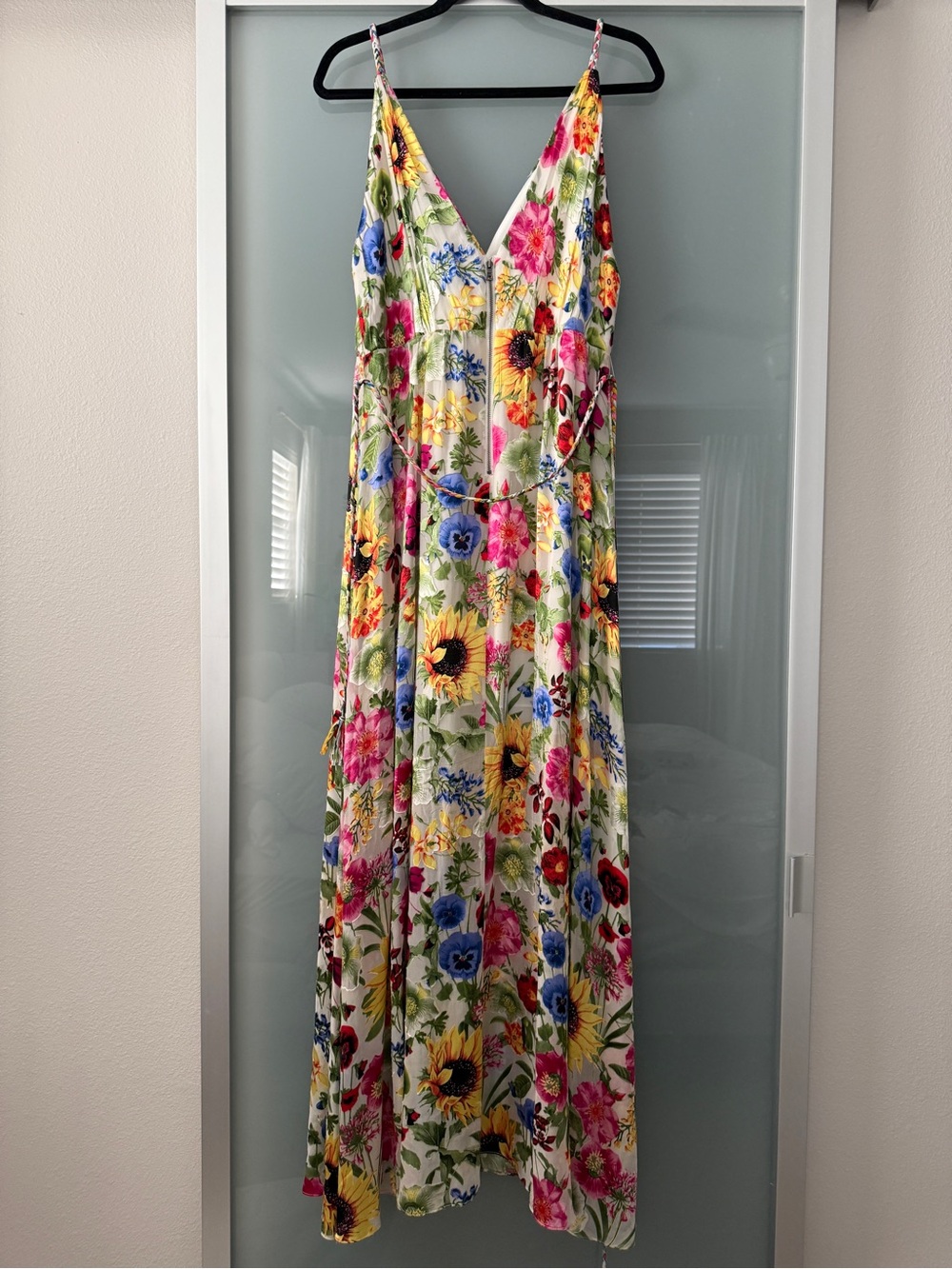 Alice + Olivia Samantha Mock-Wrap Dress in Sunday Stroll Floral Print. - Picture 3 of 4